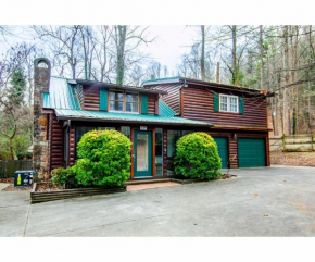 City Hideaway - Hot Tub, Fireplace, Grill